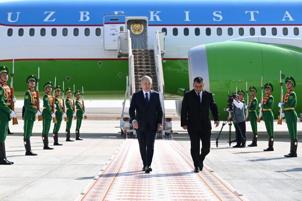 Президент Узбекистана Шавкат Мирзиёев прибыл в Туркменистан с рабочим визитом. Президент Узбекистана Шавкат Мирзиёев прибыл в Туркменистан с рабочим визитом. - Sputnik Ўзбекистон