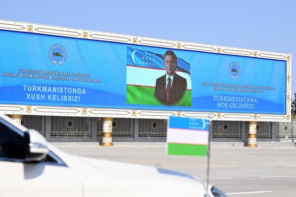 Президент Узбекистана Шавкат Мирзиёев прибыл в Туркменистан с рабочим визитом. - Sputnik Узбекистан