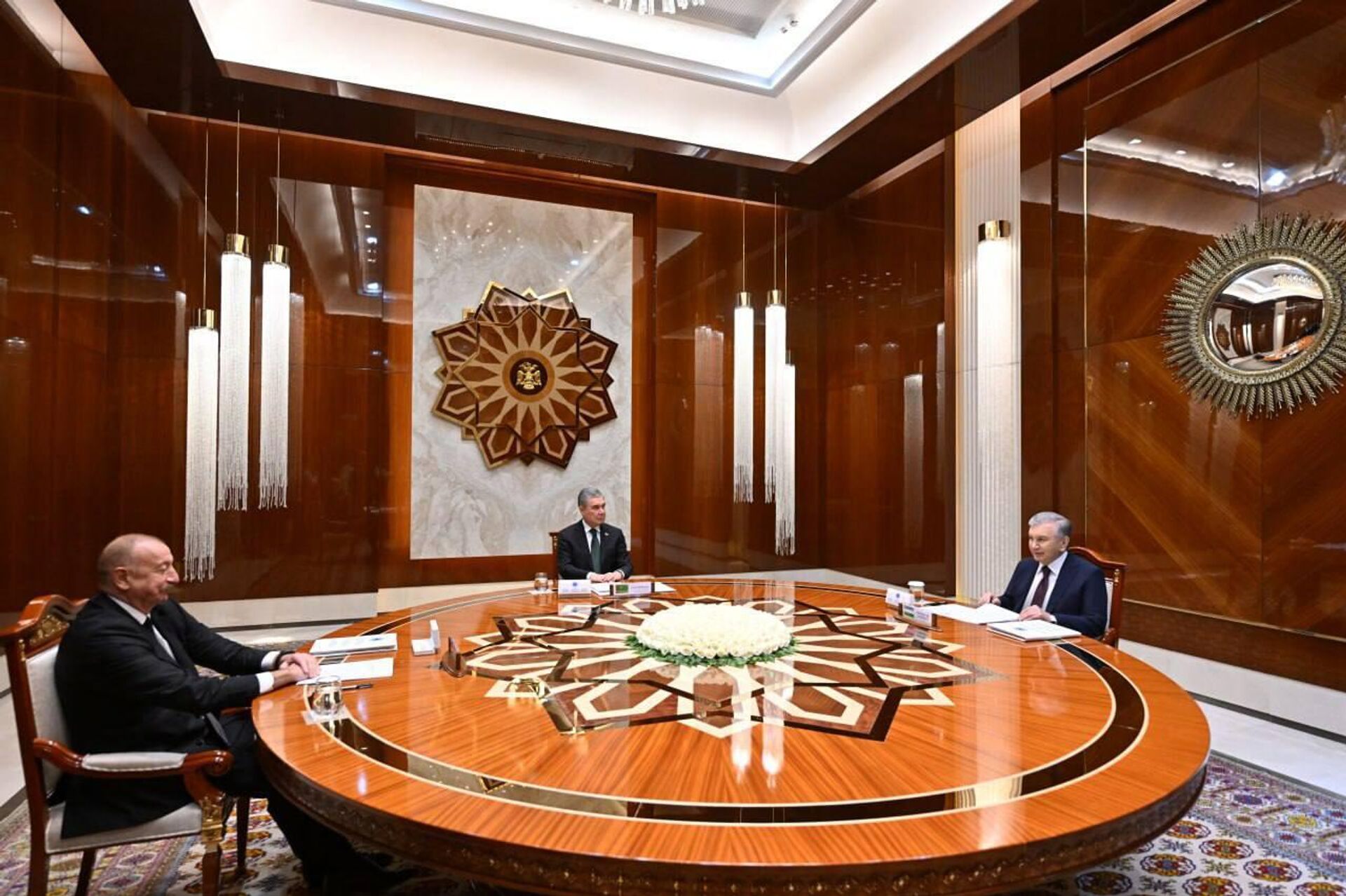 Переговоры лидеров Узбекистана, Туркменистана и Азербайджана - Sputnik Узбекистан, 1920, 22.08.2025