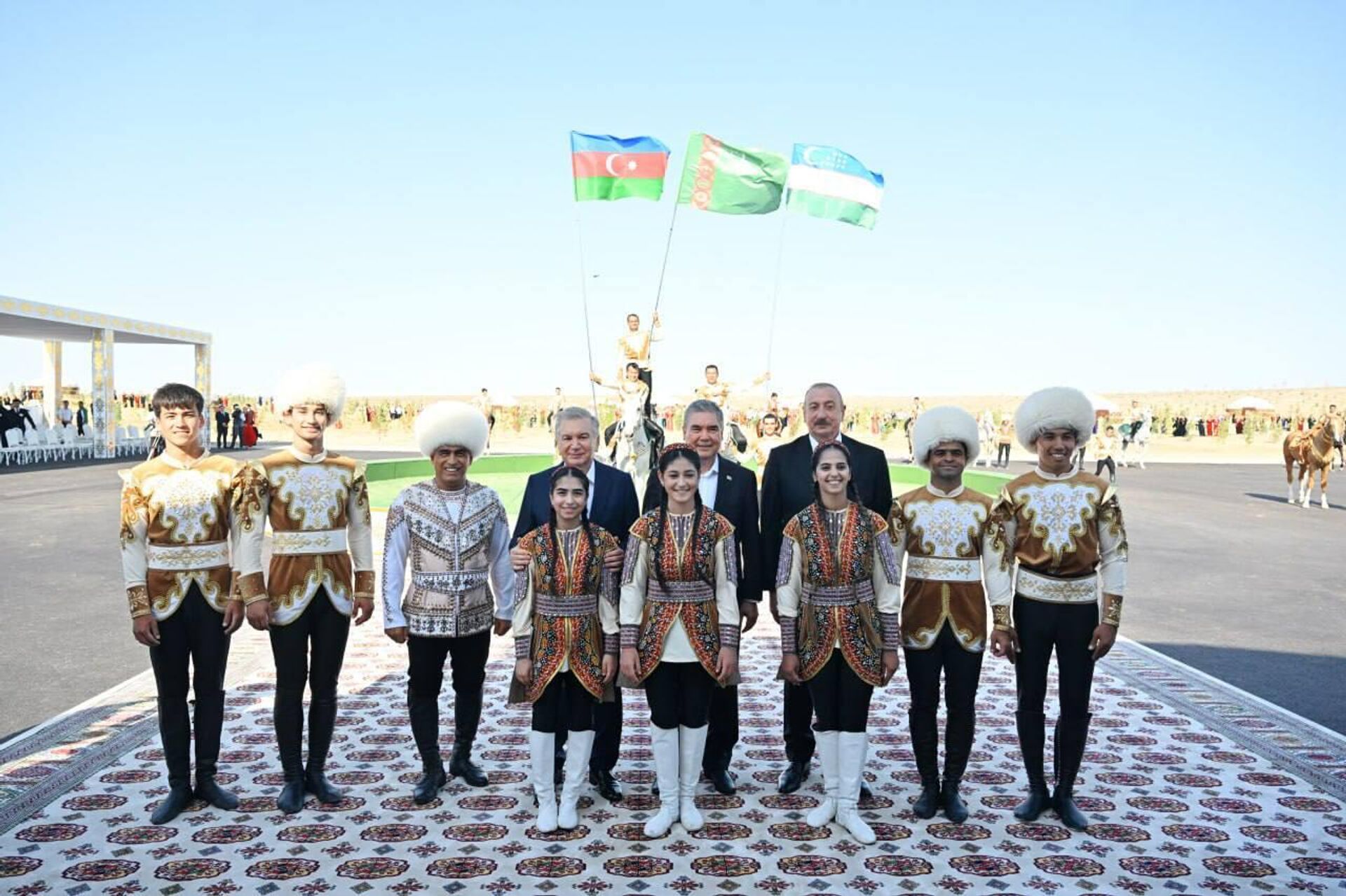 Мирзёев, Алиев и Бердимухамедов посмотрели игру Галкиниш Мирзёев, Алиев и Бердимухамедов посмотрели игру Галкиниш - Sputnik Ўзбекистон, 1920, 23.08.2025