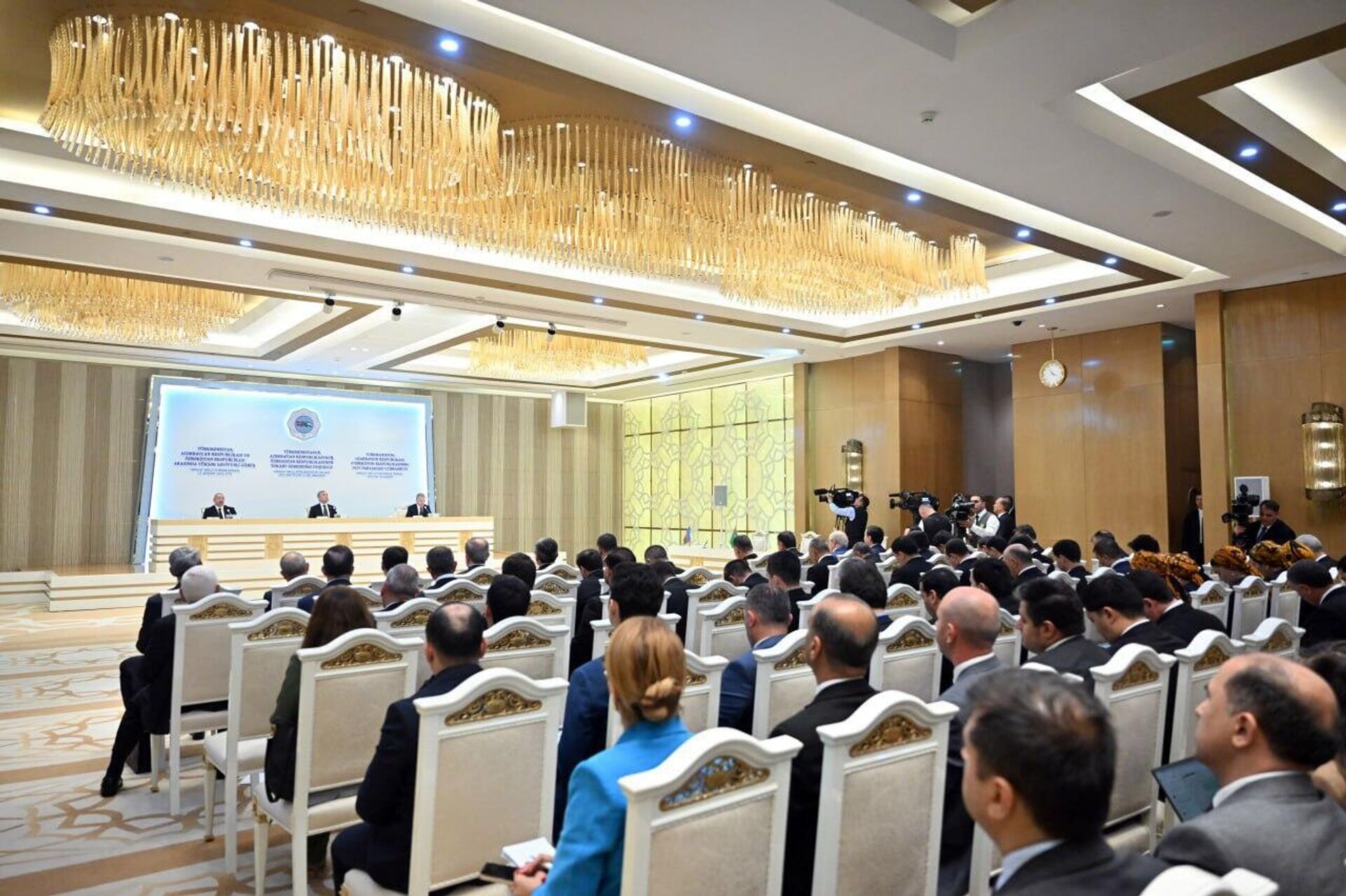 Шавкат Мирзиёев, Гурбангулы Бердымухамедов и Ильхам Алиев выступили с заявлениями для СМИ по итогам переговоров. - Sputnik Узбекистан, 1920, 23.08.2025