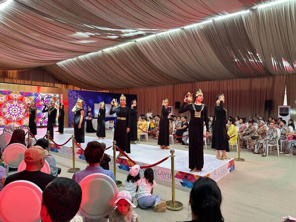 Молодые дизайнеры представили свои коллекции в рамках фестиваля Узум сайли - Sputnik Узбекистан