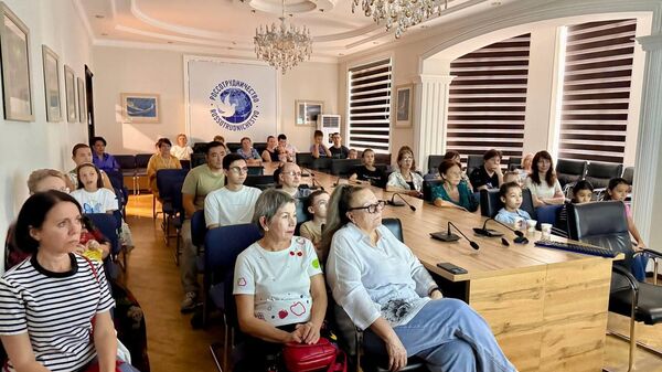 В Русском доме в Ташкенте прошли показы российских фильмов в рамках всероссийской акции Ночь кино – 2025 - Sputnik Узбекистан