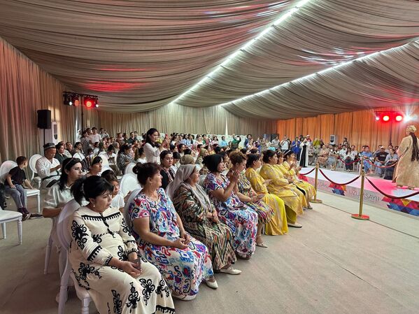 Молодые дизайнеры представили свои коллекции в рамках фестиваля Узум сайли - Sputnik Узбекистан