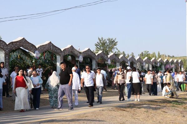 Международный фестиваль винограда и виноделия Узум сайли в Паркентском районе Ташобласти - Sputnik Узбекистан