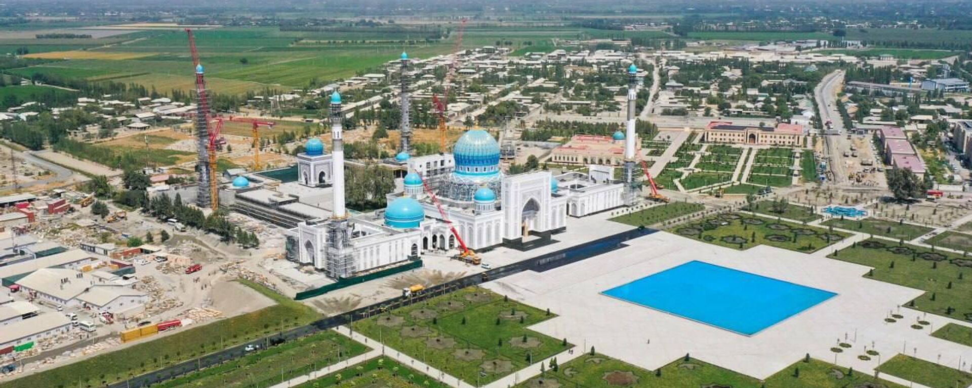 Prezident Shavkat Mirziyoyev po pribitii v Samarkand, posetil mavzoley Imama Buxari. - Sputnik O‘zbekiston, 1920, 25.08.2025