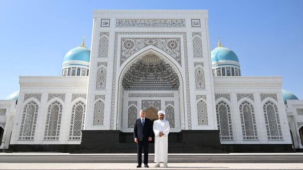 Президент Шавкат Мирзиёев посетил мавзолей Имама Бухари - Sputnik Узбекистан