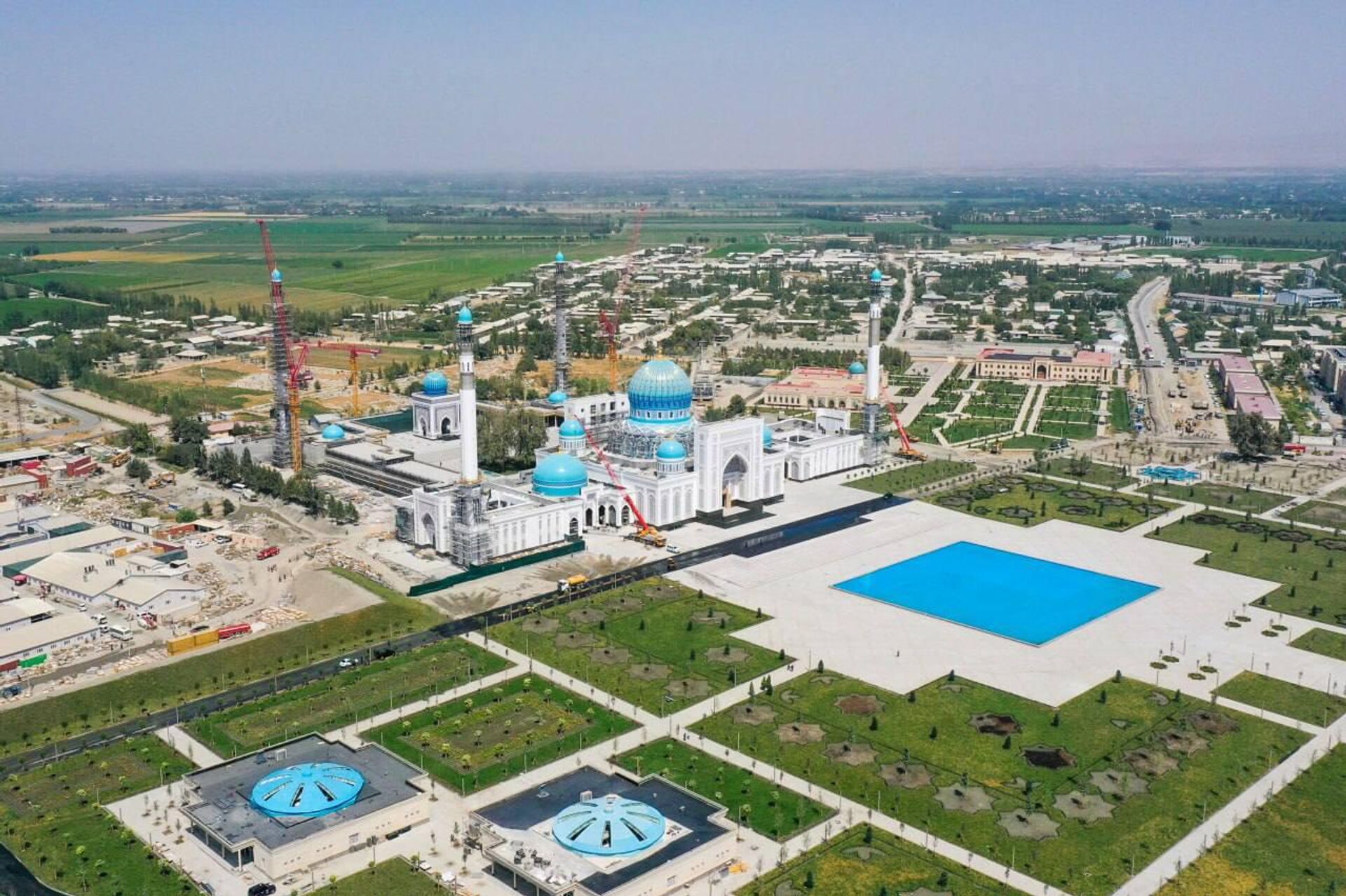 Президент Шавкат Мирзиёев посетил мавзолей Имама Бухари - Sputnik Узбекистан, 1920, 25.08.2025