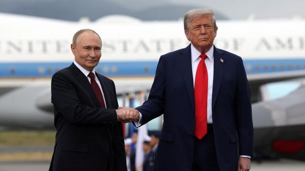 Президент РФ Владимир Путин и президент США Дональд Трамп во время встречи на военной базе Эльмендорф-Ричардсон на Аляске - Sputnik Ўзбекистон