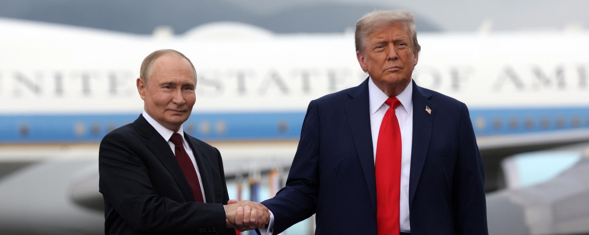 Президент РФ Владимир Путин и президент США Дональд Трамп (справа) во время встречи на военной базе Эльмендорф-Ричардсон на Аляске - Sputnik Ўзбекистон, 1920, 20.10.2025