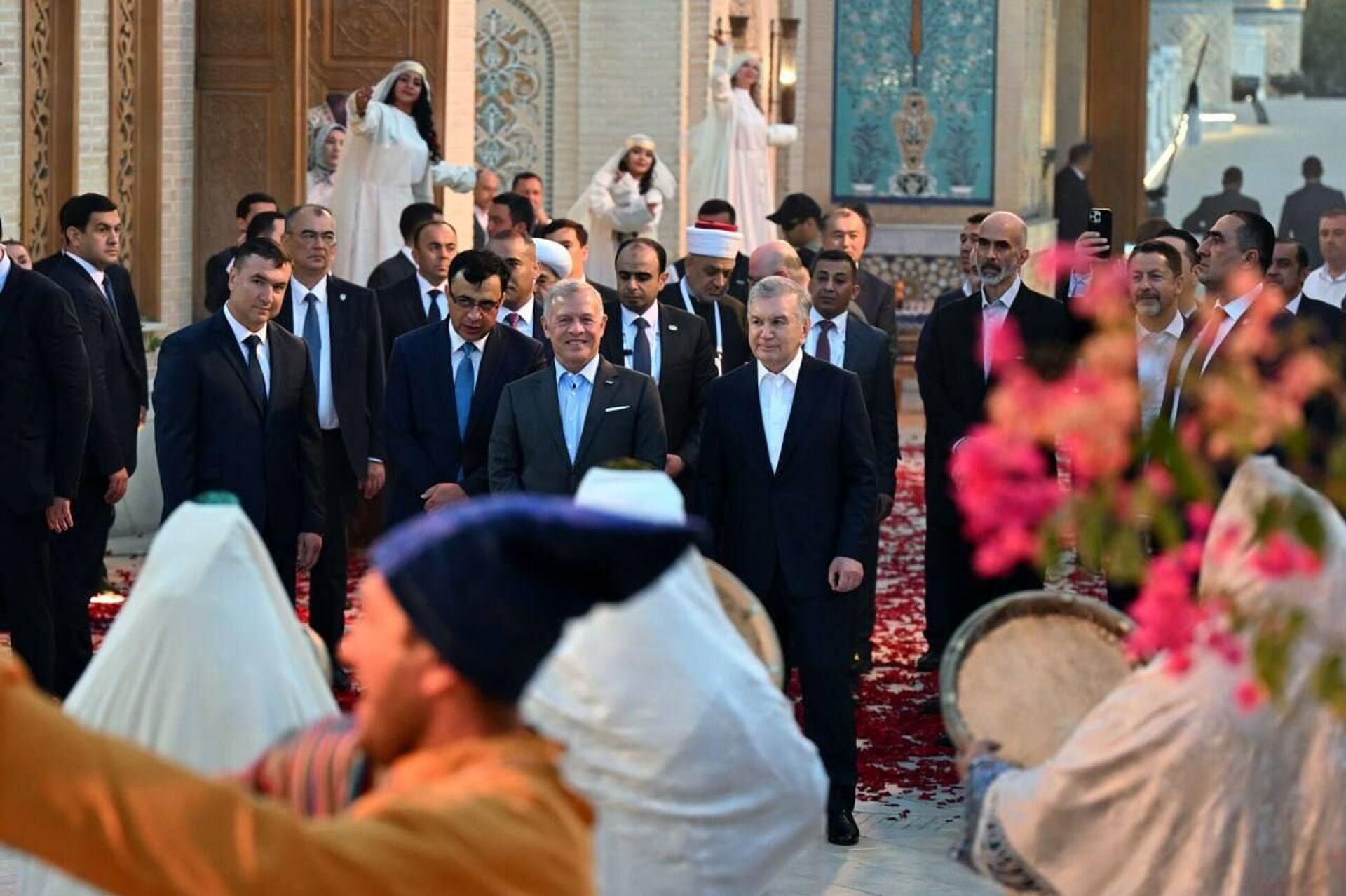 Король Иордании Абдалла II и Президент Узбекистана Шавкат Мирзиёев посетили парк Вечный город в Самарканде. - Sputnik Узбекистан, 1920, 26.08.2025