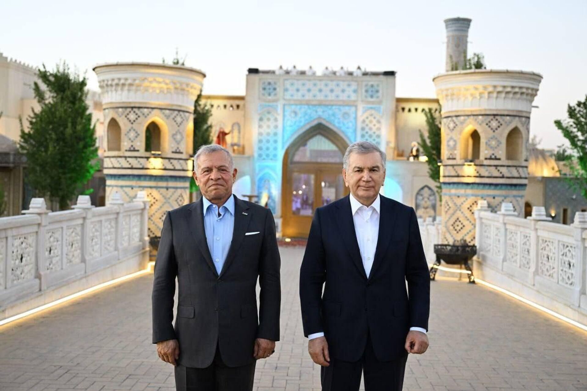 Король Иордании Абдалла II и Президент Узбекистана Шавкат Мирзиёев посетили парк Вечный город в Самарканде. - Sputnik Узбекистан, 1920, 26.08.2025