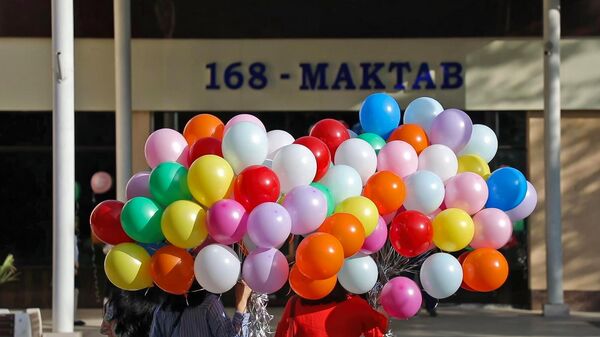 Воздушные шары на фоне школы - Sputnik Узбекистан