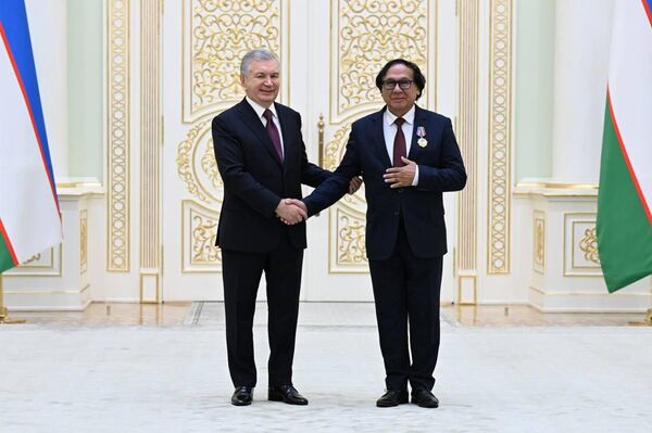 Президент: каждое достижение служит возвышению достоинства и защите прав человека - Sputnik Узбекистан