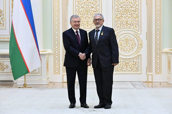 Президент: каждое достижение служит возвышению достоинства и защите прав человека - Sputnik Узбекистан