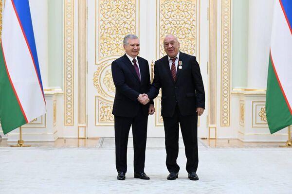 Президент: каждое достижение служит возвышению достоинства и защите прав человека - Sputnik Узбекистан