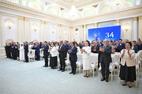 Президент: каждое достижение служит возвышению достоинства и защите прав человека - Sputnik Узбекистан