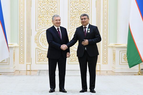 Президент: каждое достижение служит возвышению достоинства и защите прав человека - Sputnik Узбекистан