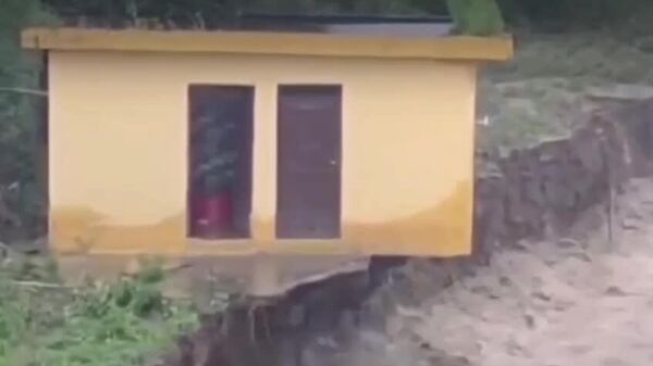 В индийском Джамму ливни унесли жизни более 30 человек - Sputnik Узбекистан