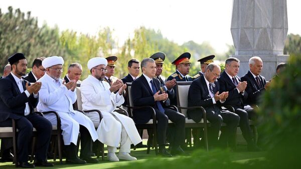 Шавкат Мирзиёев почтил память жертв репрессий - Sputnik Узбекистан