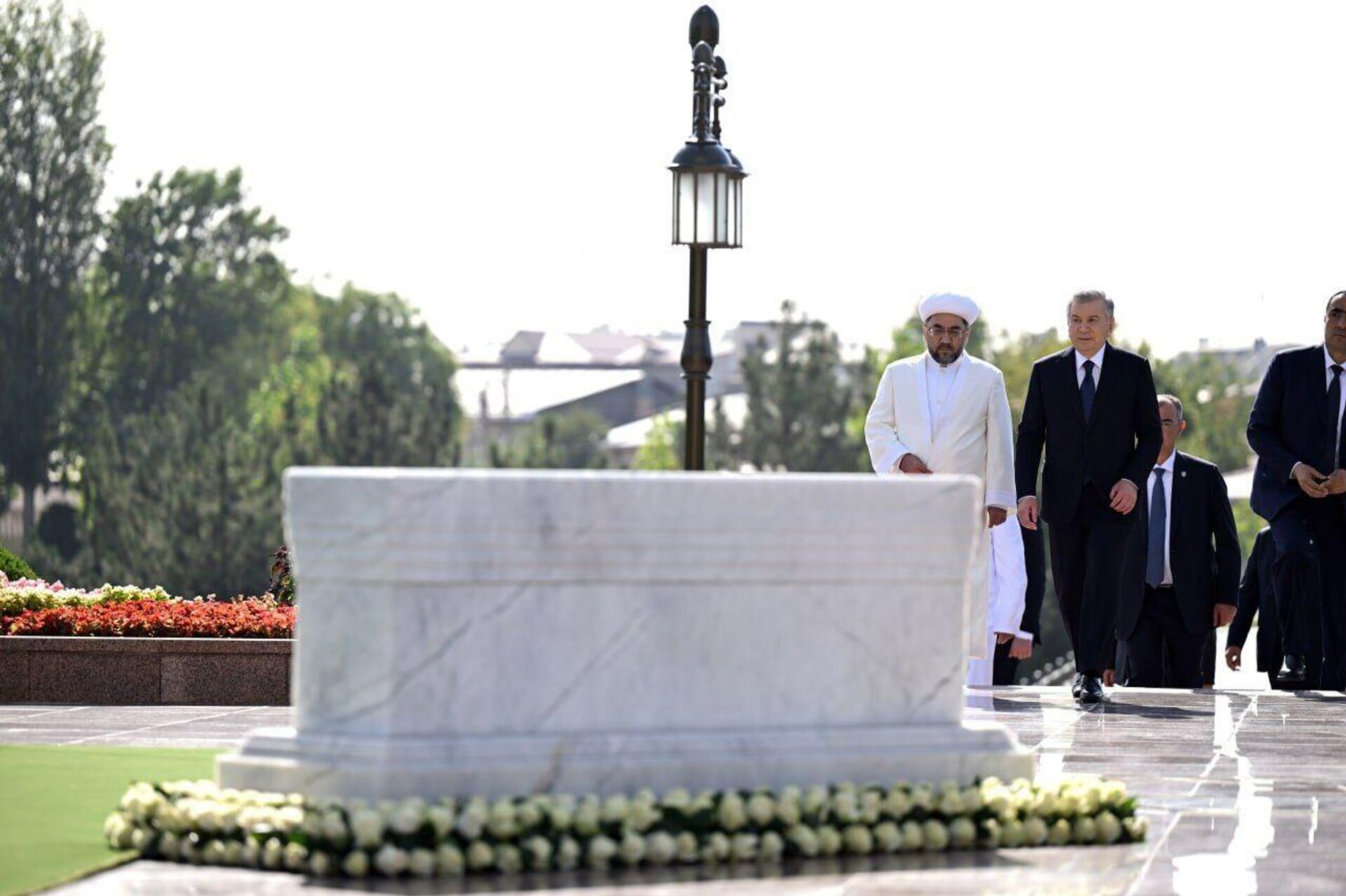 Шавкат Мирзиёев почтил память жертв репрессий - Sputnik Узбекистан, 1920, 29.08.2025