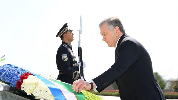 Шавкат Мирзиёев возложил венок к подножию монумента Независимости в парке Янги Узбекистон - Sputnik Узбекистан