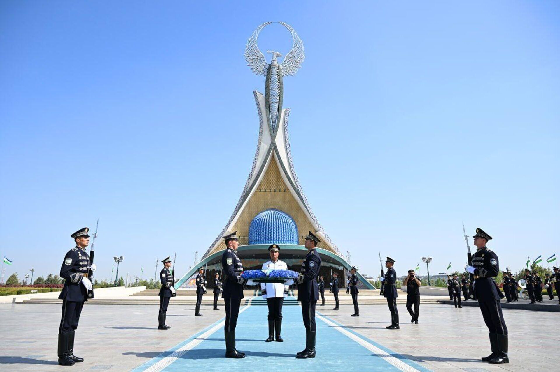 Шавкат Мирзиёев возложил венок к подножию монумента Независимости в парке Янги Узбекистон - Sputnik Узбекистан, 1920, 29.08.2025