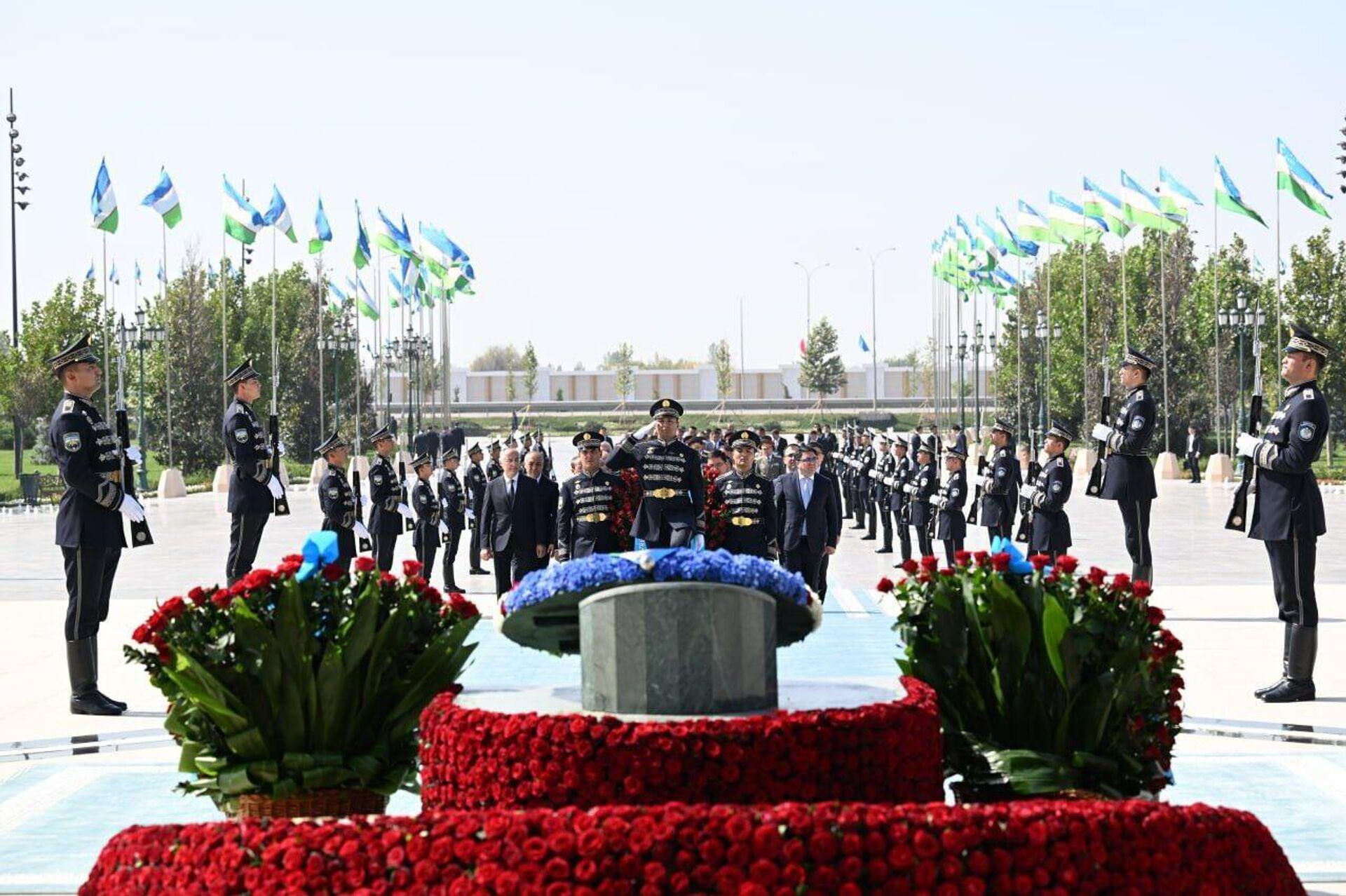 Шавкат Мирзиёев возложил венок к подножию монумента Независимости в парке Янги Узбекистон - Sputnik Узбекистан, 1920, 29.08.2025