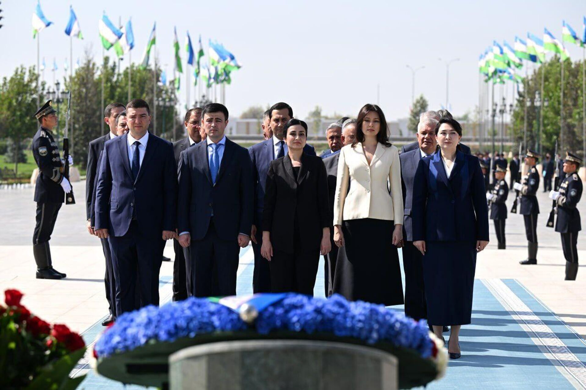 Шавкат Мирзиёев возложил венок к подножию монумента Независимости в парке Янги Узбекистон - Sputnik Узбекистан, 1920, 29.08.2025