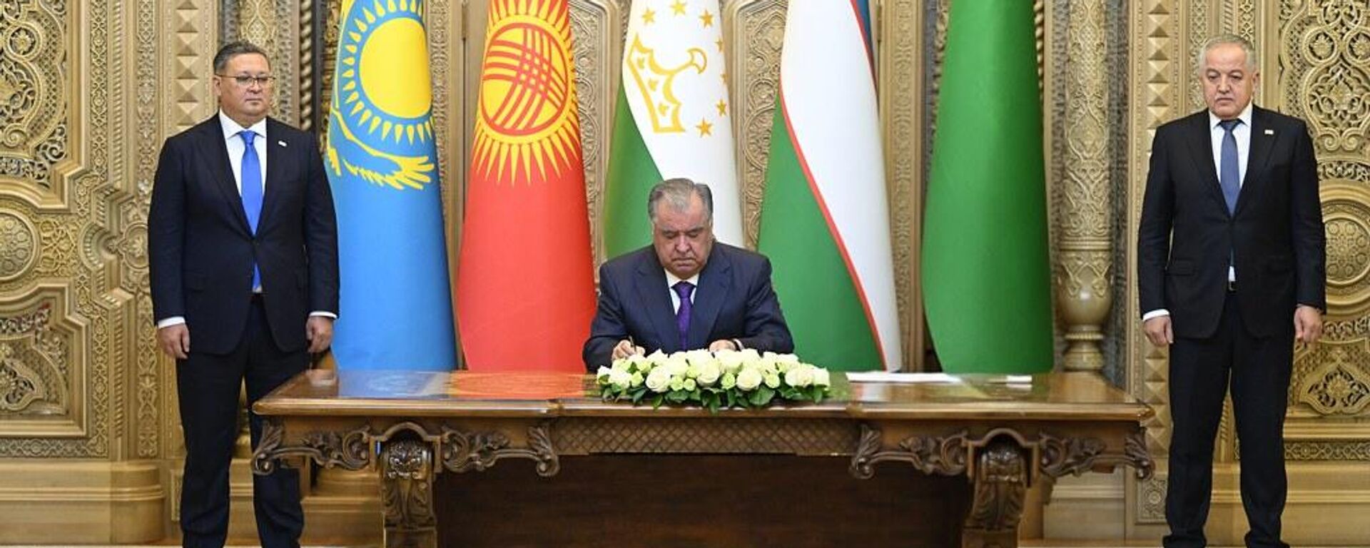 Президент Таджикистана подписал Договора о дружбе, добрососедстве и сотрудничестве в целях развития ЦА - Sputnik Ўзбекистон, 1920, 29.08.2025
