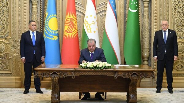 Президент Таджикистана подписал Договора о дружбе, добрососедстве и сотрудничестве в целях развития ЦА - Sputnik Ўзбекистон
