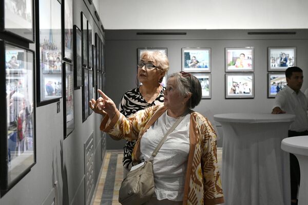 “Янги Ўзбекистонни суратларда кашф этамиз!” фотокўргазмаси ташриф буюрувчилари “Янги Ўзбекистонни суратларда кашф этамиз!” фотокўргазмаси ташриф буюрувчилари - Sputnik Ўзбекистон