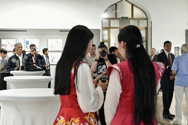 “Янги Ўзбекистонни суратларда кашф этамиз!” фотокўргазмаси ташриф буюрувчилари “Янги Ўзбекистонни суратларда кашф этамиз!” фотокўргазмаси ташриф буюрувчилари - Sputnik Ўзбекистон