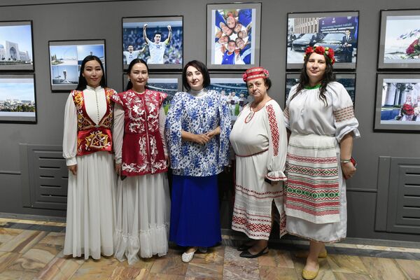 “Янги Ўзбекистонни суратларда кашф этамиз!” фотокўргазмаси ташриф буюрувчилари “Янги Ўзбекистонни суратларда кашф этамиз!” фотокўргазмаси ташриф буюрувчилари - Sputnik Ўзбекистон