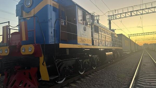 Отправлен первый контейнерный поезд по маршруту Ташкент - Алтынколь - Sputnik Узбекистан