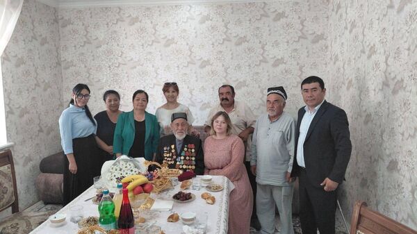 🟠 Российские дипломаты вручили юбилейные медали 80 лет Победы ветеранам в Ташобласти - Sputnik Узбекистан