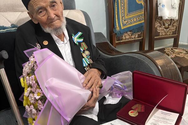 🟠 Российские дипломаты вручили юбилейные медали 80 лет Победы ветеранам в Ташобласти - Sputnik Узбекистан