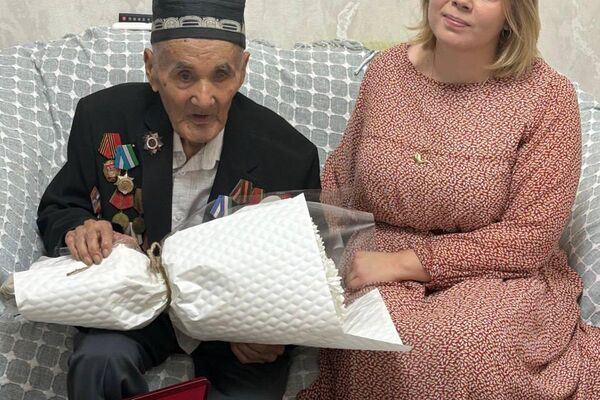 🟠 Российские дипломаты вручили юбилейные медали 80 лет Победы ветеранам в Ташобласти - Sputnik Узбекистан