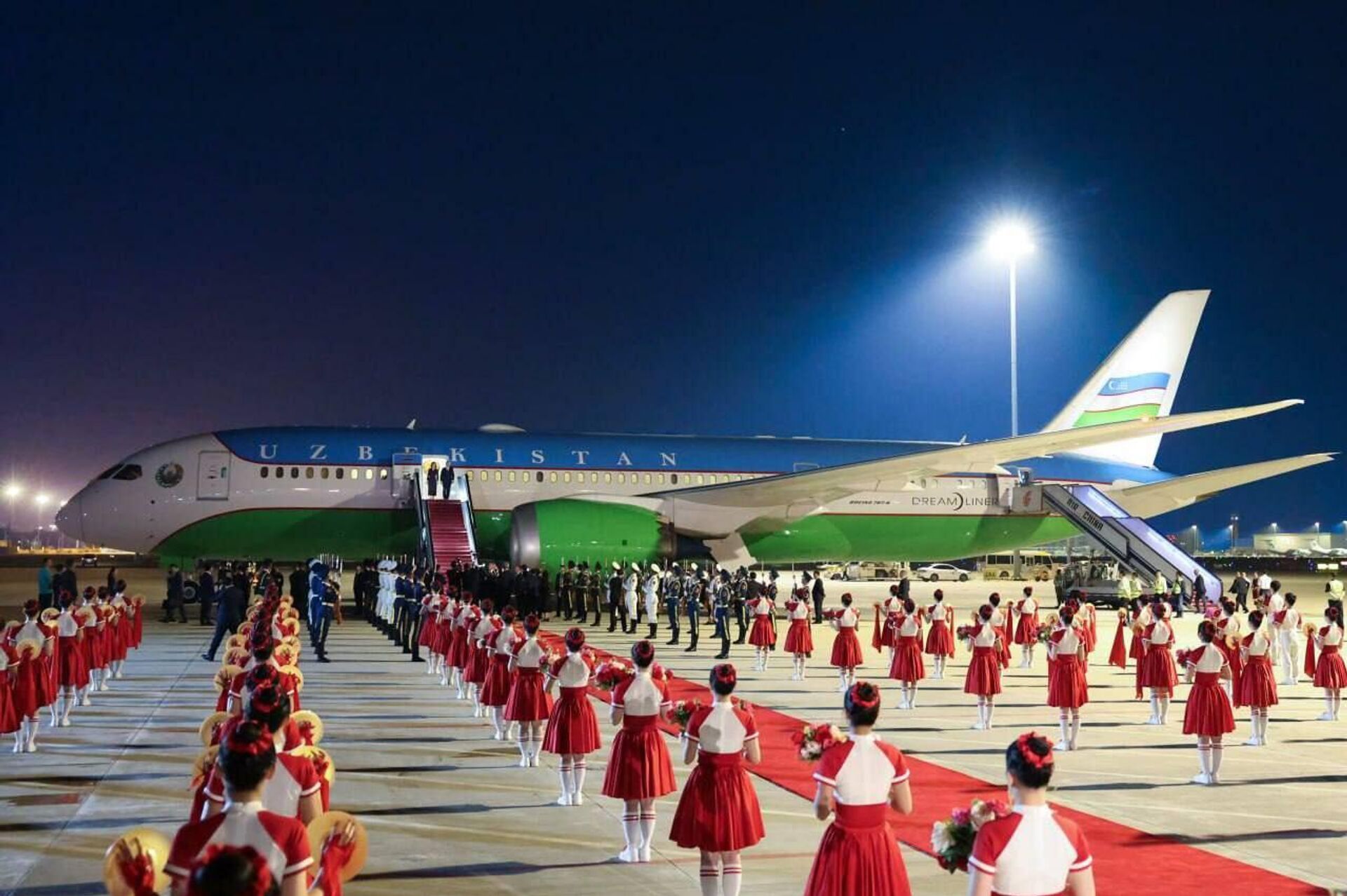 Президент Узбекистан Шавкат Мирзиёев вместе с супругой прибыл с официальным визитом в город Тяньцзинь.  - Sputnik Узбекистан, 1920, 31.08.2025