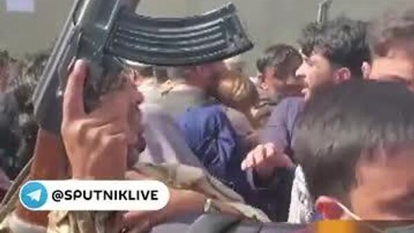 Бросая оружие и теряя людей: 31 августа 2021 года американские оккупационные силы закончили вывод войск из Афганистана - Sputnik Узбекистан