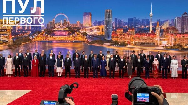 Совместное фото лидеров, прибывших на саммит ШОС в Китае - Sputnik Узбекистан