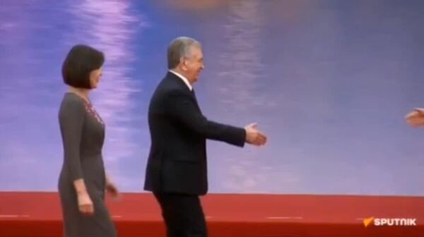 Шавката Мирзиёева с супругой встретили на площадке саммита ШОС Си Цзиньпин с супругой - Sputnik Узбекистан