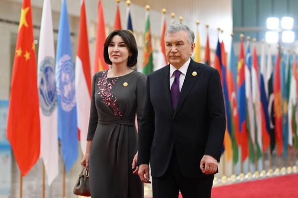 Шавкат Мирзиёев вместе с супругой принял участие в неформальных мероприятиях саммита ШОС Шавкат Мирзиёев вместе с супругой принял участие в неформальных мероприятиях саммита ШОС - Sputnik Ўзбекистон