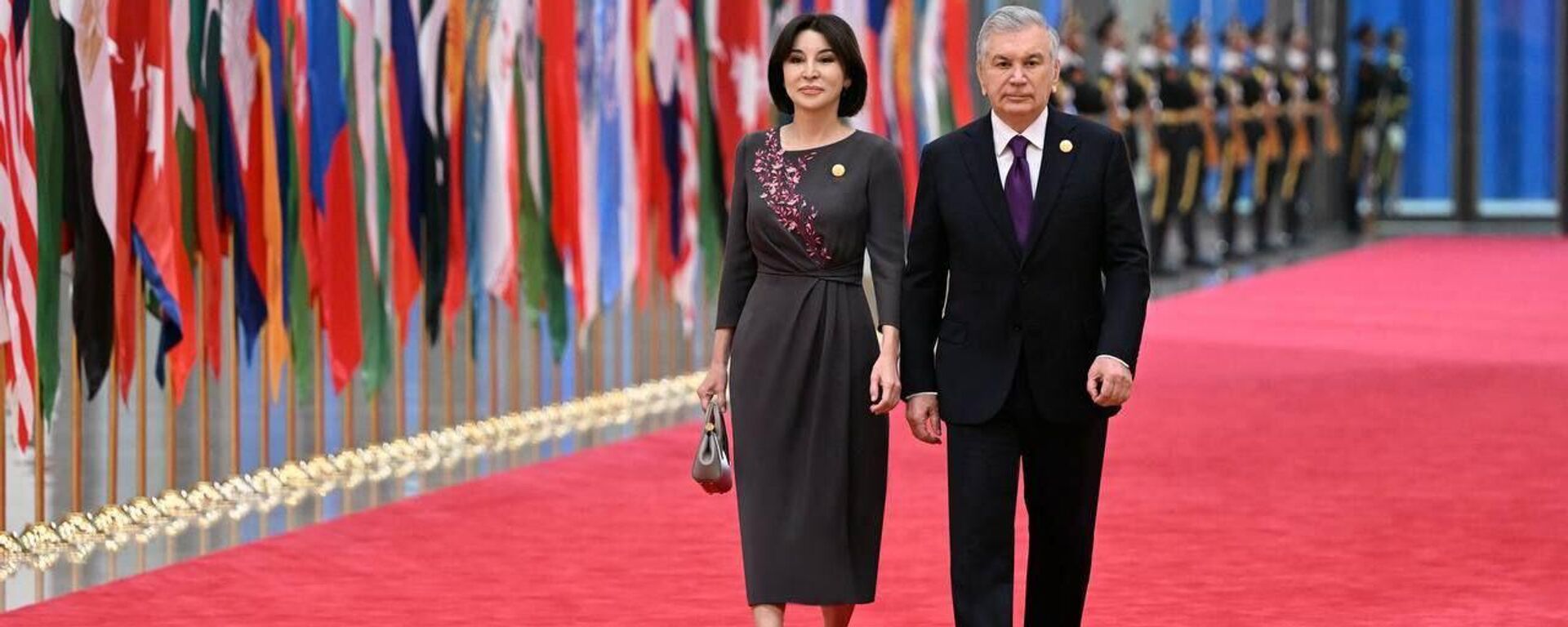 Шавкат Мирзиёев вместе с супругой принял участие в неформальных мероприятиях саммита ШОС Шавкат Мирзиёев вместе с супругой принял участие в неформальных мероприятиях саммита ШОС - Sputnik Узбекистан, 1920, 01.09.2025