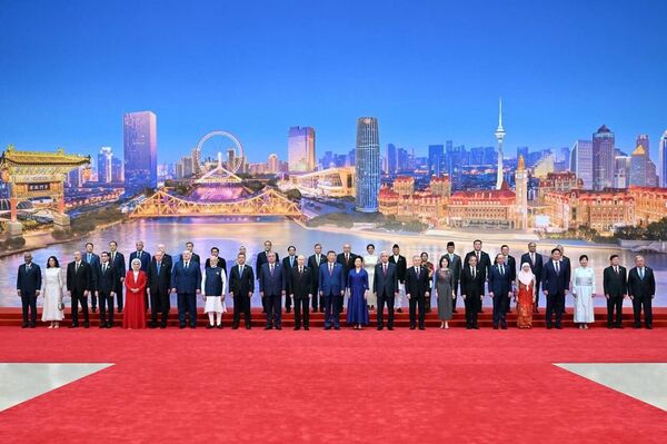 Шавкат Мирзиёев вместе с супругой принял участие в неформальных мероприятиях саммита ШОС - Sputnik Узбекистан