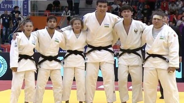 Дзюдоисты Узбекистана завоевали серебряные медали в командном-микст направлении на чемпионате мире среди юниоров в Болгарии - Sputnik Узбекистан