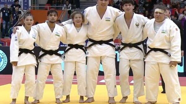 Дзюдоисты из Узбекистана завоевали серебро в командном-микст направлении на чемпионате мира в Болгарии - Sputnik Узбекистан