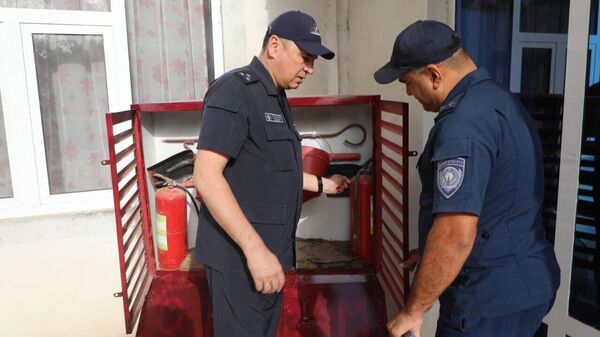 ‍Сотрудники МЧС Узбекистана в преддверии нового учебного года проводят профилактические мероприятия во всех школах республики - Sputnik Узбекистан