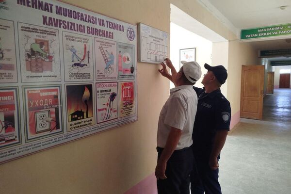 ‍Сотрудники МЧС Узбекистана в преддверии нового учебного года проводят профилактические мероприятия во всех школах республики - Sputnik Узбекистан
