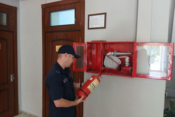 ‍Сотрудники МЧС Узбекистана в преддверии нового учебного года проводят профилактические мероприятия во всех школах республики - Sputnik Узбекистан